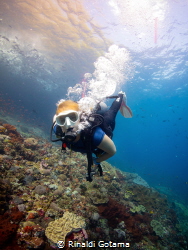 Diver swimming in a current by Rinaldi Gotama 